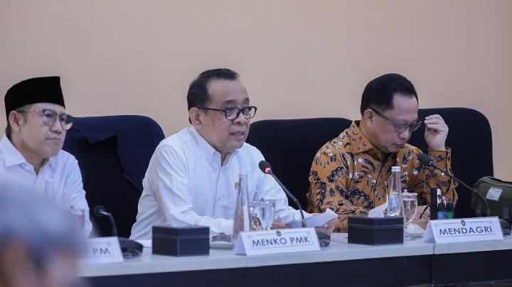 Menko PMK Pratikno saat memberikan arahan terkait percepatan rehabilitasi dan rekonstruksi pascabencana di Sumatra.