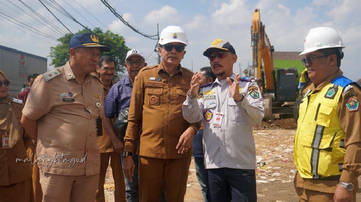 Wali Kota Malang Wahyu Hidayat meninjau lokasi proyek perbaikan jalan di Pasar Gadang, menegaskan komitmen penyelesaian pada November 2026.