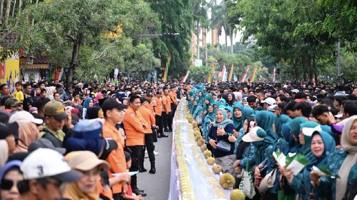 Pemerintah Kota berhasil mencatat rekor MURI dengan menghadirkan Kue Ketan Talam Durian sepanjang satu kilometer, yang kini resmi menjadi ikon kuliner khas daerah.