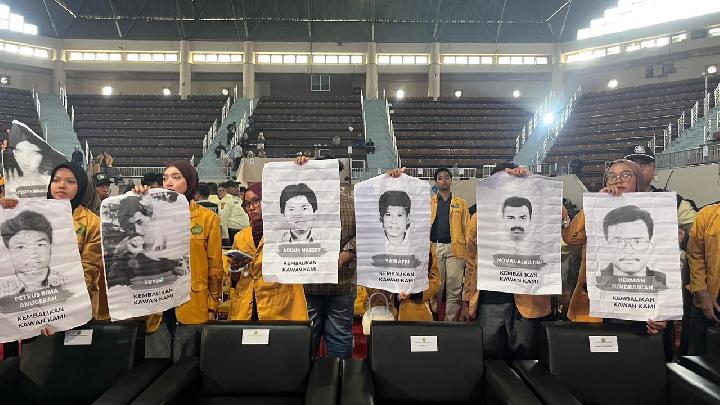 Mahasiswa Universitas Mulawarman membentangkan spanduk protes bertuliskan 'Usir Mugiyanto, Pengkhianat Reformasi' saat Wakil Menteri HAM Mugiyanto menyampaikan kuliah umum di kampus mereka.