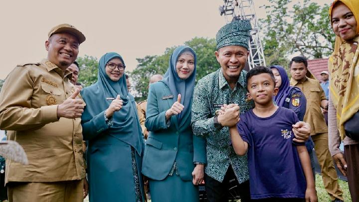 Wali Kota Pekanbaru Agung (tengah) menyerahkan paket sembako kepada warga dalam rangka persiapan Hari Kesatuan Gerak (HKG) PKK 2026 dan penguatan program pemberdayaan keluarga.