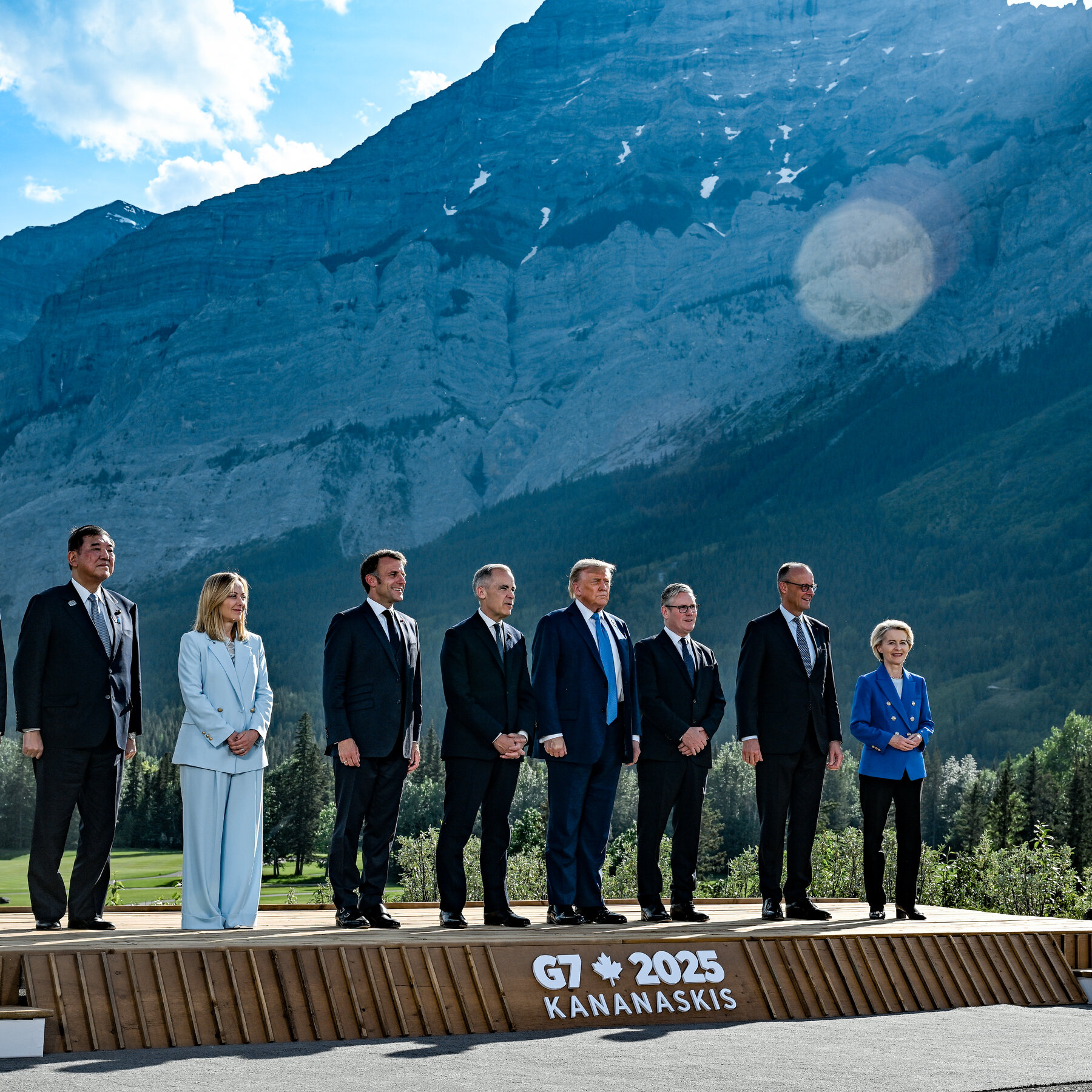 Para pemimpin negara G7 saat berkumpul, mencerminkan ketegangan dan perbedaan pandangan di tengah upaya menjaga tatanan diplomatik global.