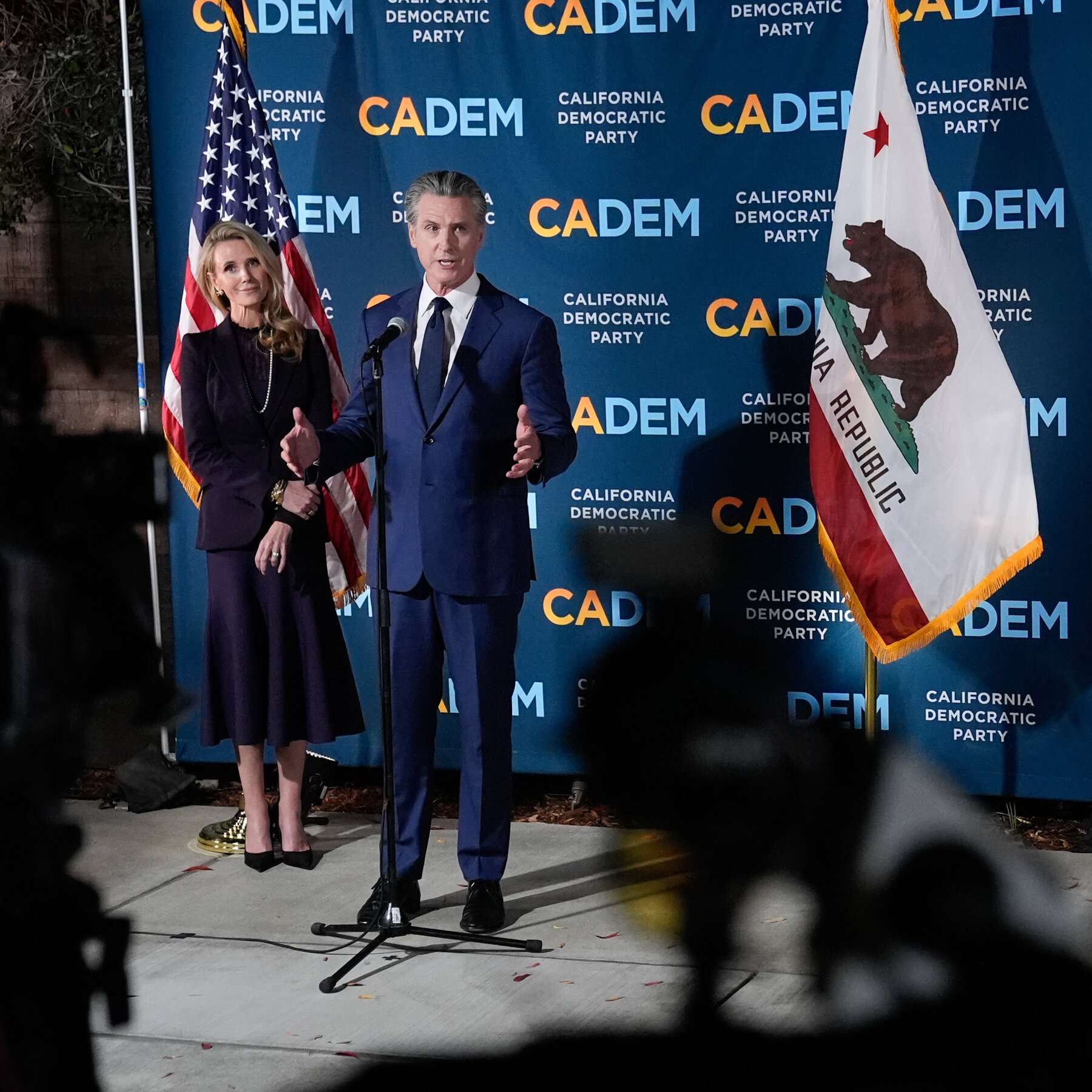 Gubernur California Gavin Newsom saat berbicara di sebuah acara publik. Newsom secara terbuka menuduh mantan Presiden Donald Trump mendalangi penyelidikan federal terhadap dirinya dan istrinya.
