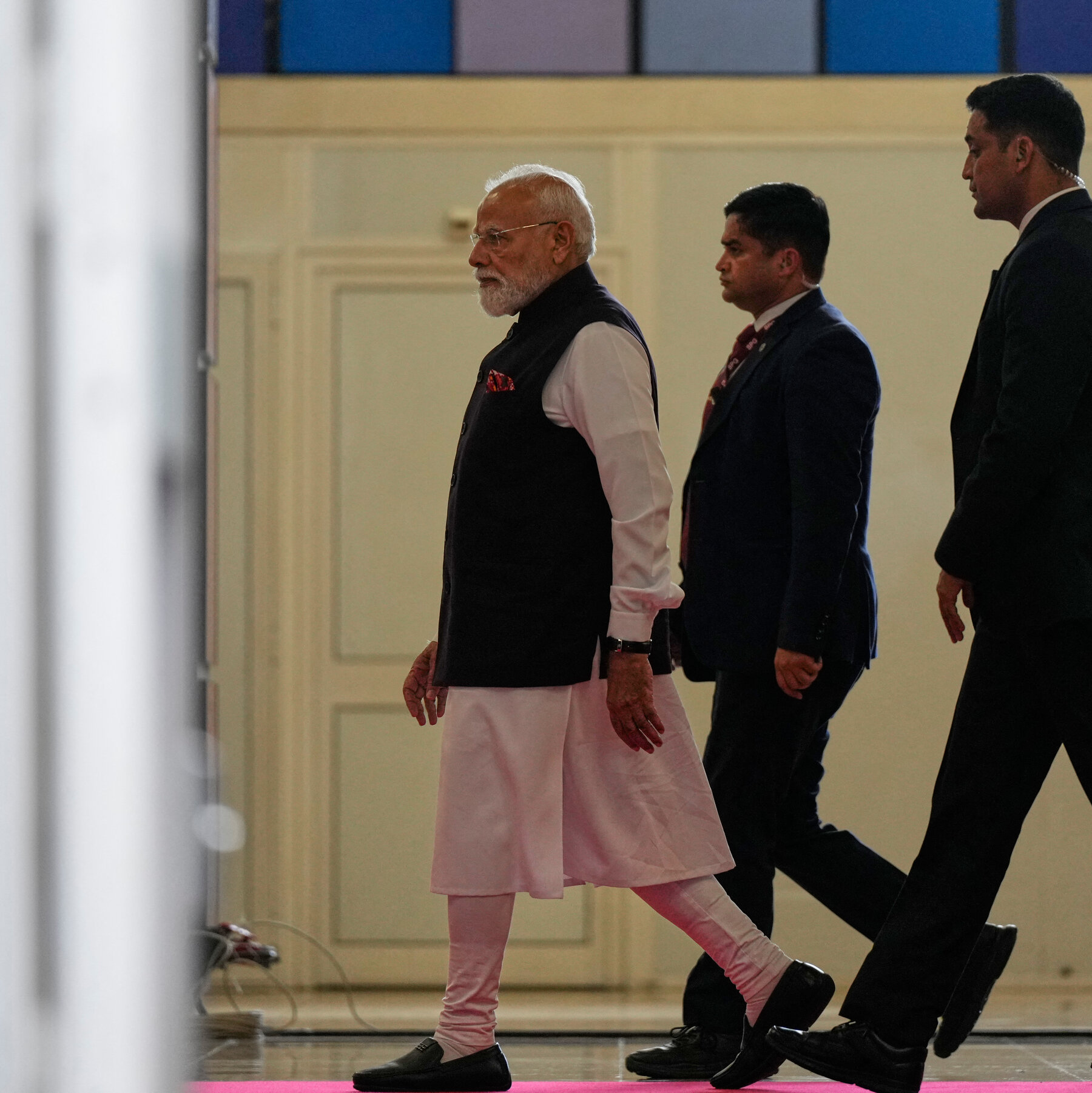 Donald Trump dan Narendra Modi dalam sebuah pertemuan. Pujian verbal kerap membayangi tantangan nyata dalam hubungan bilateral AS-India.