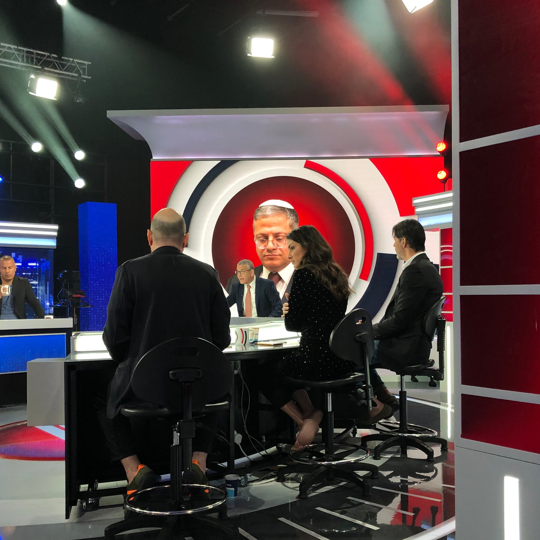 Pembawa berita Channel 14, stasiun televisi sayap kanan Israel, dikenal sebagai pendukung setia Perdana Menteri Benjamin Netanyahu dan Donald Trump. Kini, mereka menyuarakan kritik tajam terhadap Trump terkait potensi kesepakatan Iran.