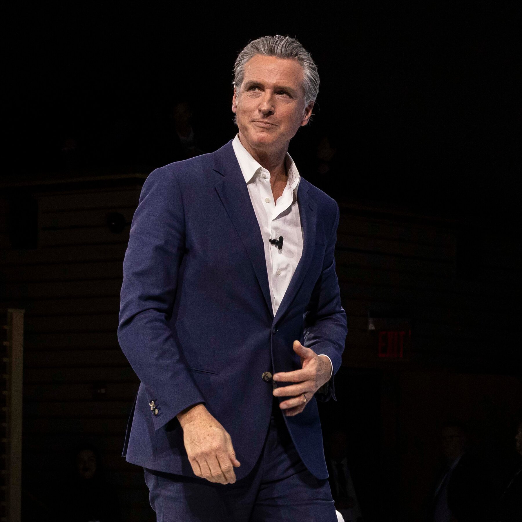 Gubernur California Gavin Newsom (kanan) berinteraksi dengan perwakilan serikat pekerja. Negosiasi mengenai tarif pajak kekayaan miliarder menjadi sorotan utama dalam kebijakan fiskal negara bagian.