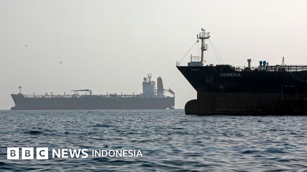 Serangan udara dari pesawat tempur Amerika Serikat berpatroli di perairan internasional yang berdekatan dengan Selat Hormuz, titik vital bagi perdagangan minyak dunia di tengah ketegangan regional yang meningkat.