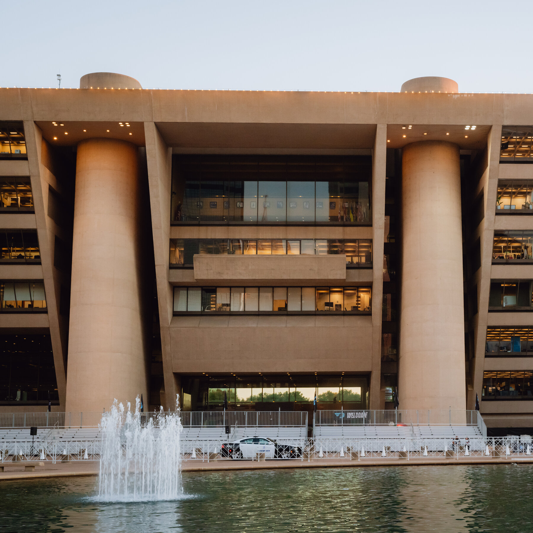 Gambaran artistik konseptual pengembangan mixed-use di lokasi Valley View yang terpilih sebagai rumah baru bagi Dallas Mavericks dan arena NBA mereka.