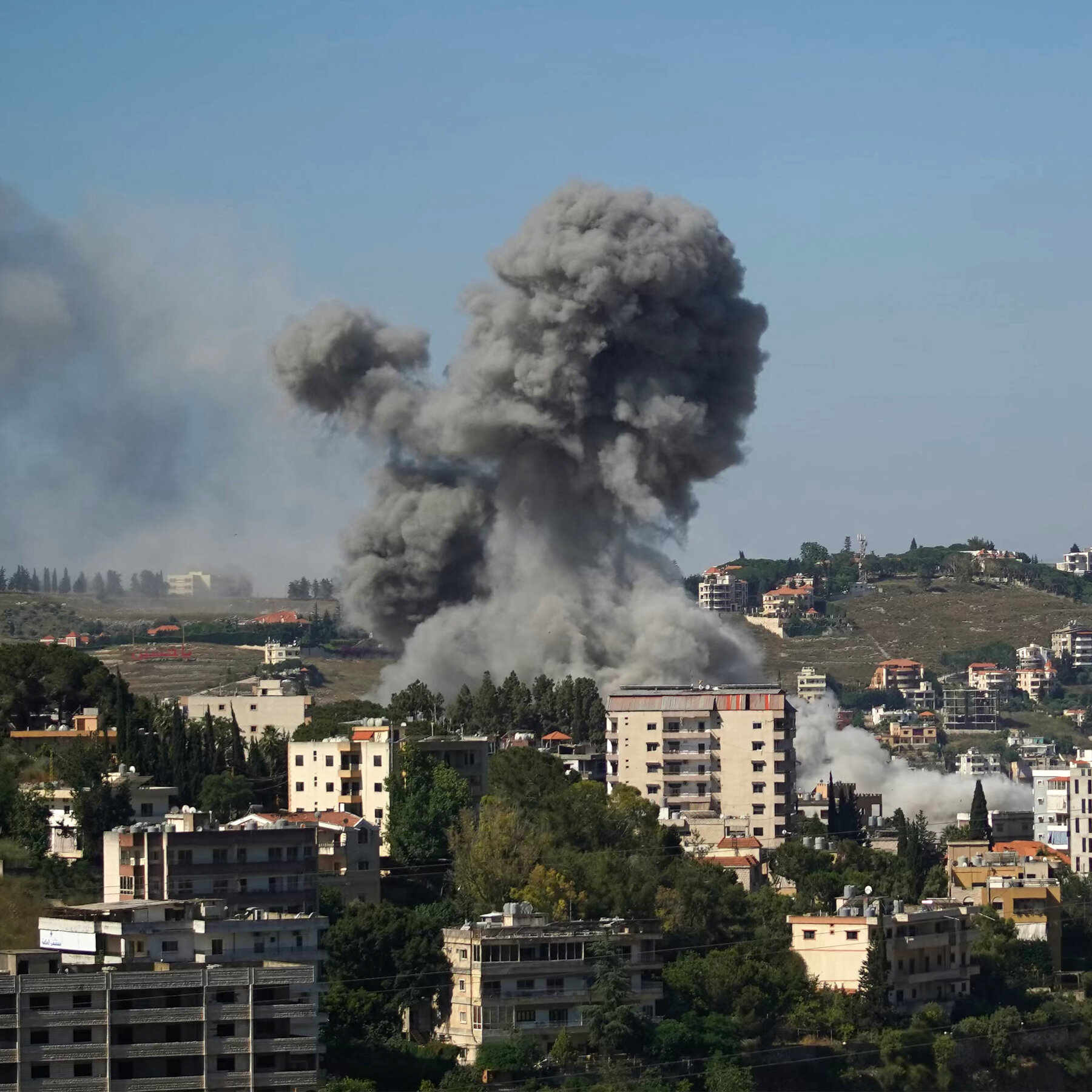 Militer Israel dan milisi Hezbollah kembali terlibat baku tembak di perbatasan Lebanon, mengancam kestabilan regional dan mengganggu upaya diplomatik AS-Iran.
