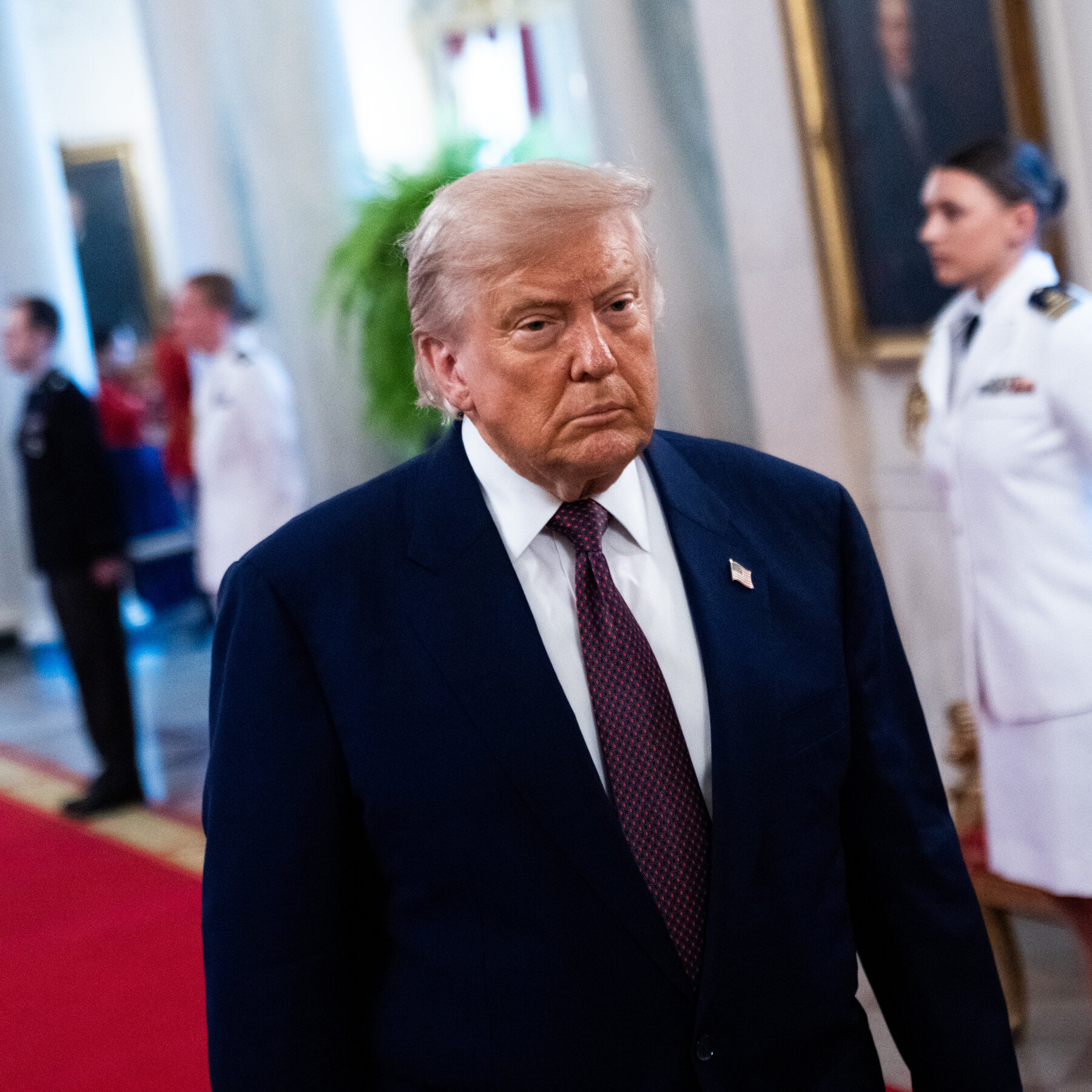 Mantan Presiden Donald Trump saat mengumumkan penarikan AS dari kesepakatan nuklir Iran, sebuah keputusan yang terus memicu perdebatan politik dan ekonomi hingga kini.