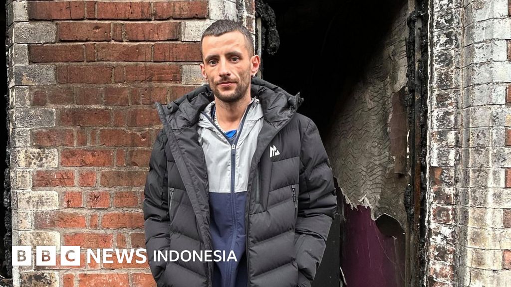 Petugas kepolisian anti-huru hara berusaha meredakan kerusuhan pasca penikaman rasial di jalanan Belfast.