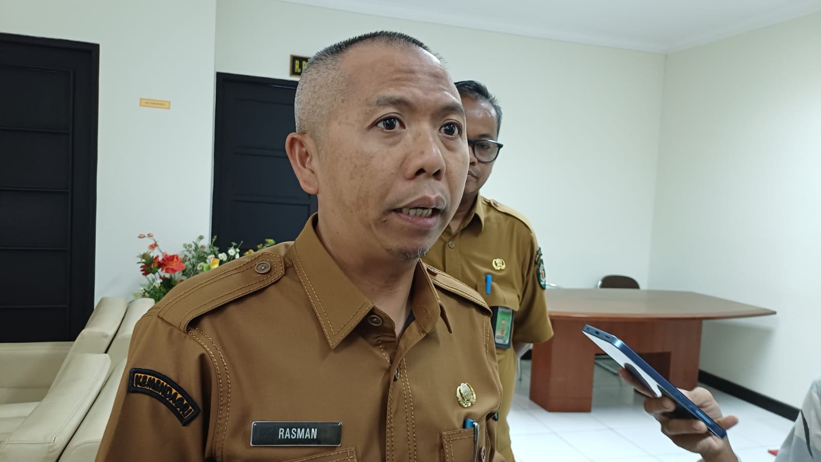 Proyek pemindahan lampu stadion utama Palaran ke Stadion Segiri, Samarinda, menjadi upaya krusial Pemerintah Provinsi Kalimantan Timur dalam memenuhi standar AFC untuk kompetisi sepak bola internasional.