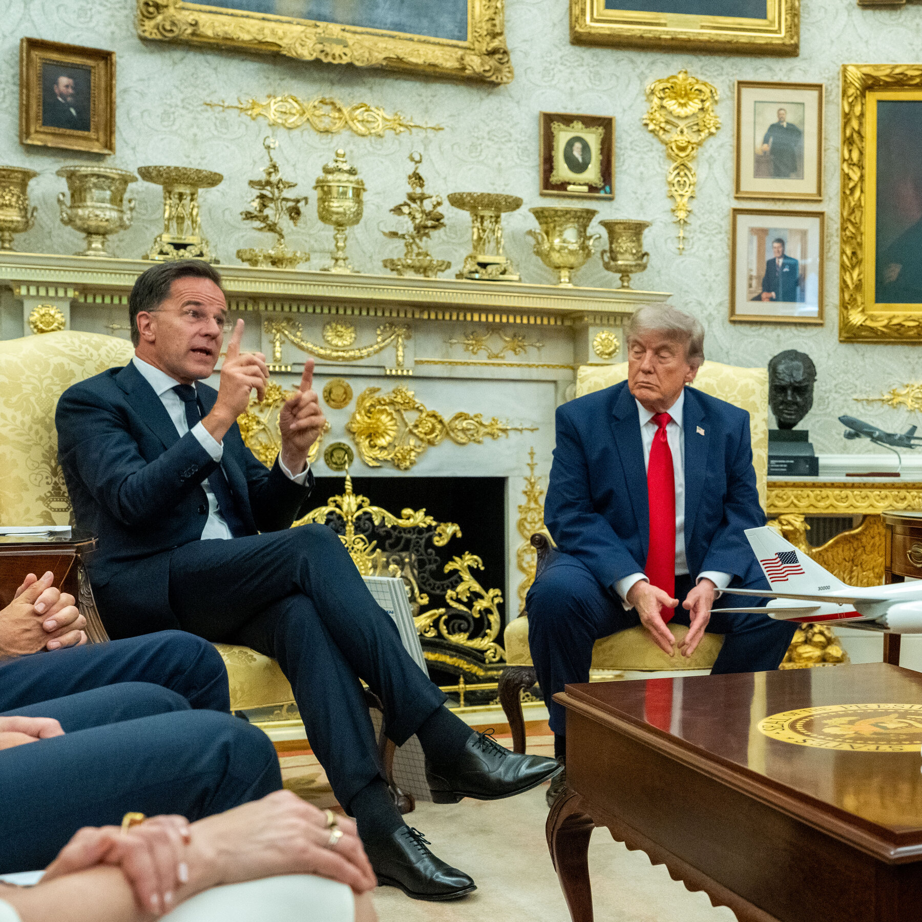 Sekretaris Jenderal NATO, Mark Rutte, berinteraksi dengan pemimpin dunia. Upayanya meyakinkan Donald Trump tentang komitmen pertahanan Eropa menjadi krusial bagi masa depan aliansi transatlantik.