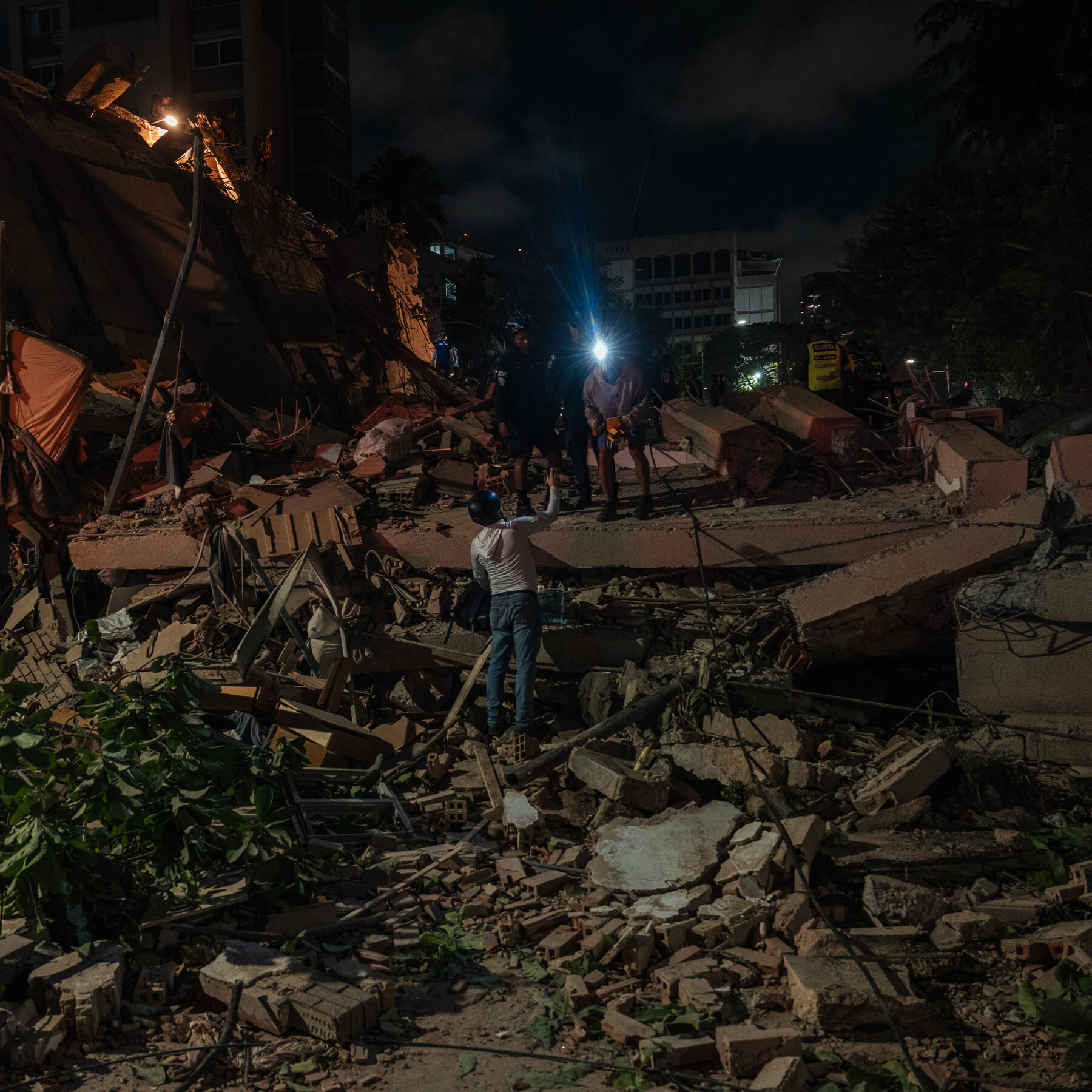 Warga di Caracas berhamburan keluar rumah setelah dua gempa bumi kuat mengguncang Venezuela, dengan guncangan kedua tercatat sebagai yang terkuat dalam lebih dari satu abad.