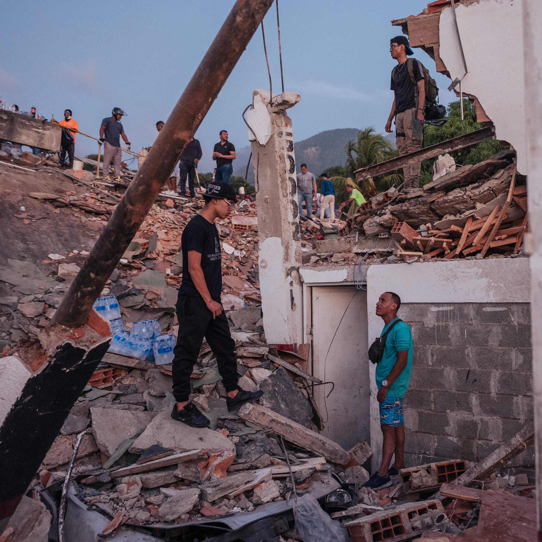Warga Venezuela bergotong royong membawa korban luka ke rumah sakit yang sudah kewalahan, menyusul tragedi kemanusiaan yang menewaskan ratusan orang.