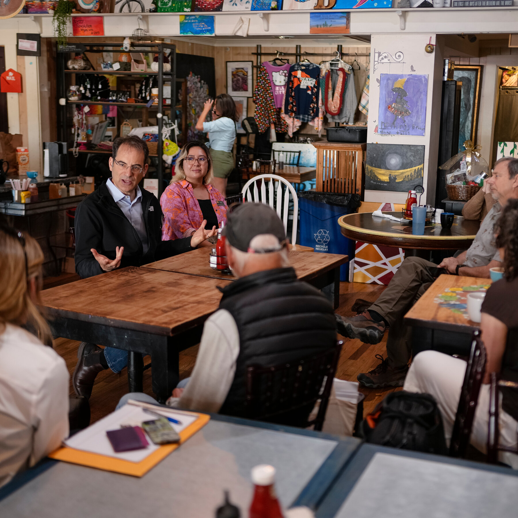 Senator Michael Bennet dan Jaksa Agung Phil Weiser bersaing ketat dalam primary Gubernur Demokrat Colorado, mencerminkan polarisasi politik AS.