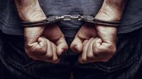 Petugas kepolisian saat mengamankan barang bukti sisik trenggiling dan kulit beruang dari tiga tersangka perdagangan satwa langka di Simalungun, Sumatera Utara.