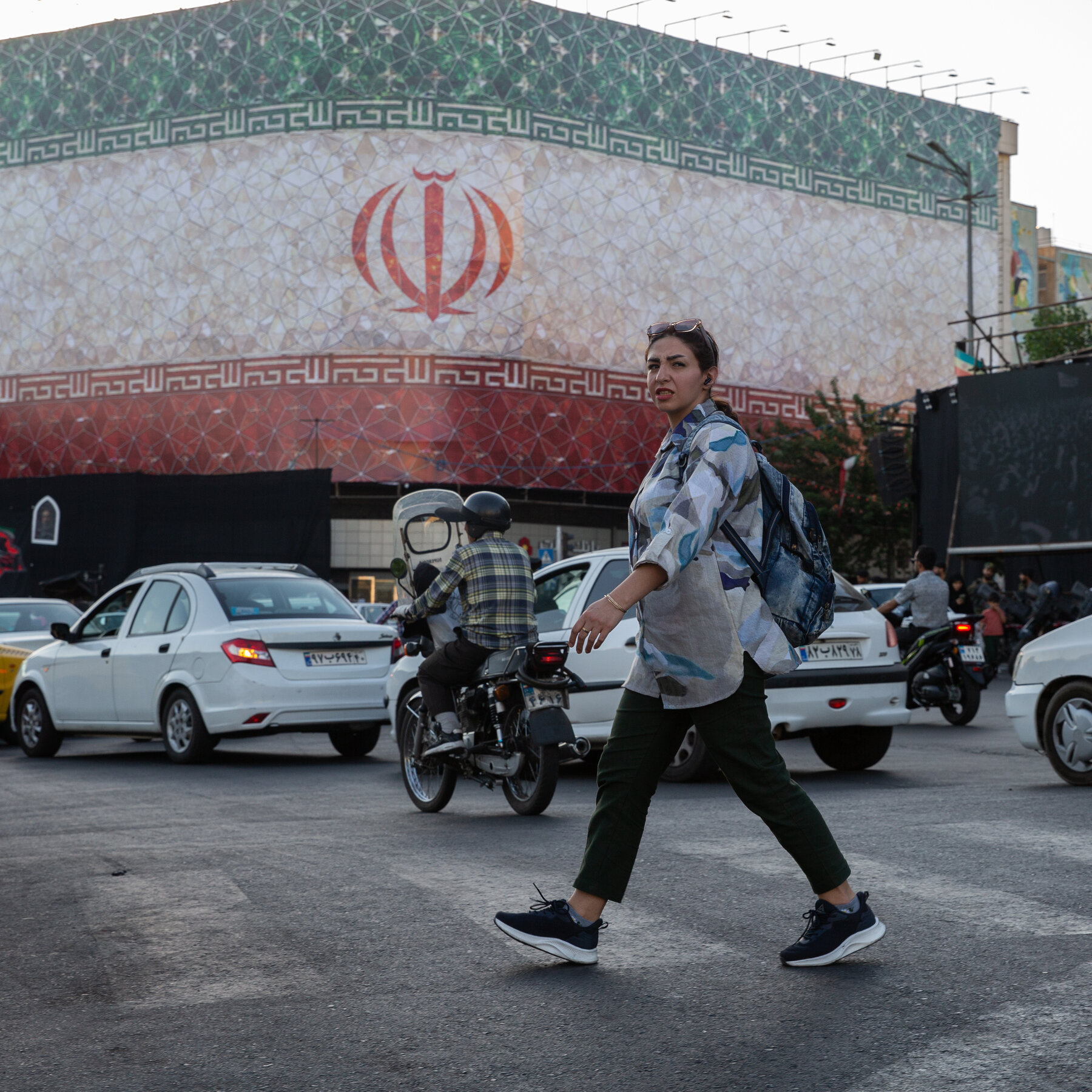 Bendera Amerika Serikat dan Iran berkibar secara simbolis di dekat bendera Qatar, melambangkan upaya mediasi krusial di Doha.