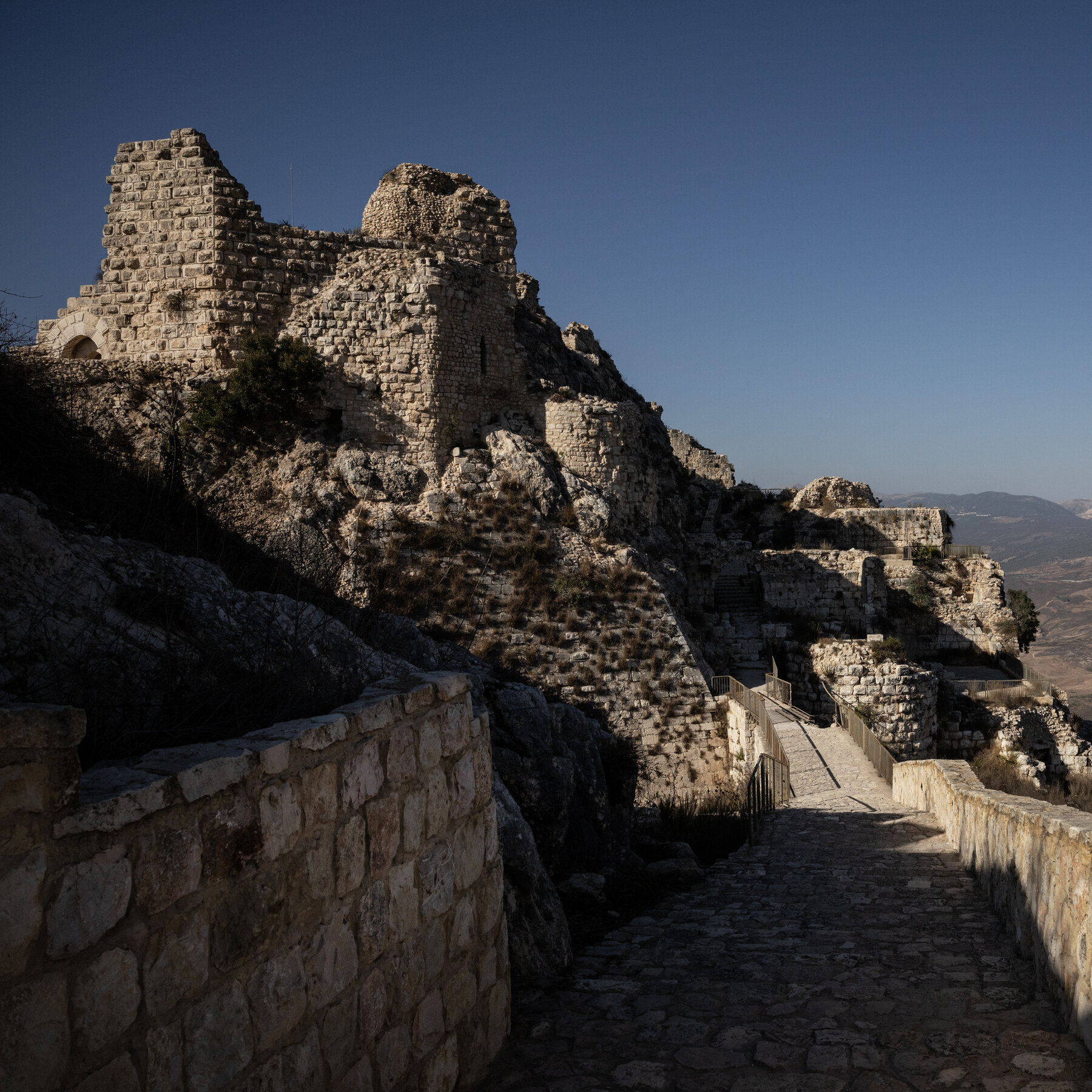 Pemandangan Kastil Beaufort di Lebanon selatan, sebuah situs bersejarah yang telah menjadi simbol pahit dalam konflik berkepanjangan antara Israel dan Lebanon.
