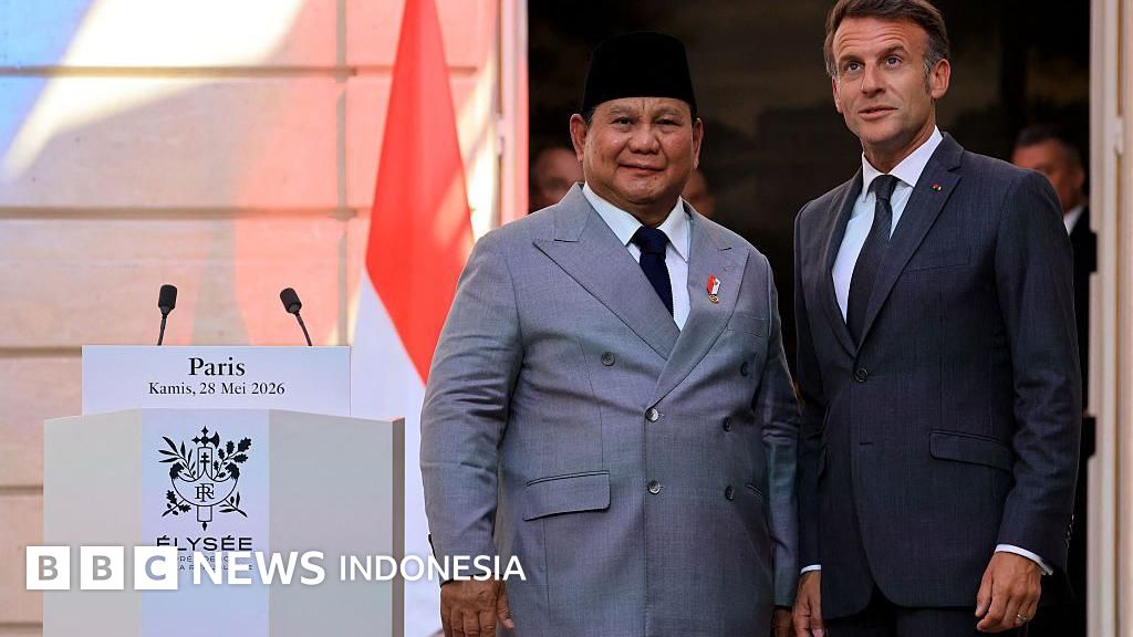 Presiden Prabowo Subianto saat melakukan kunjungan kerja luar negeri. Klaim Sekretaris Kabinet mengenai pendanaan pribadi untuk perjalanan tersebut menuai kritik pakar terkait akuntabilitas dan aturan keuangan negara.