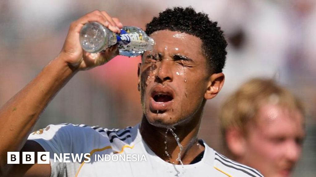 Pesepakbola berjuang di bawah terik matahari, menyoroti risiko panas ekstrem pada pertandingan internasional.