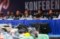 Menteri Keuangan Purbaya Yudhi Sadewa (kanan) bersama jajaran Bea Cukai menunjukkan barang bukti ribuan bal pakaian bekas impor ilegal yang disita di Pelabuhan Tanjung Priok, Jakarta, Selasa (23/6/2026). Penindakan ini merupakan bagian dari komitmen pemerintah dalam melindungi industri tekstil nasional dan kesehatan masyarakat.