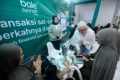 Pengunjung membuka rekening tabungan Bank BSN pada acara Abaya Pavilion di Jakarta, menunjukkan antusiasme terhadap layanan perbankan syariah.