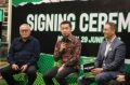 Wakil Menteri Pemuda dan Olahraga Taufik Hidayat (tengah) bersama Marketing Manager Beverages & Confectionery Business Unit PT Nestle Indonesia Alaa Shaaban (kanan) dan Sekretaris Kemenpora Gunawan Suswantoro saat sesi diskusi penandatanganan kerja sama strategis antara Kemenpora dan Nestle MILO di Jakarta, Senin (29/6/2026).