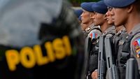 Personel gabungan TNI-Polri dan Satpol PP bersiaga mengamankan area demonstrasi di Jakarta.