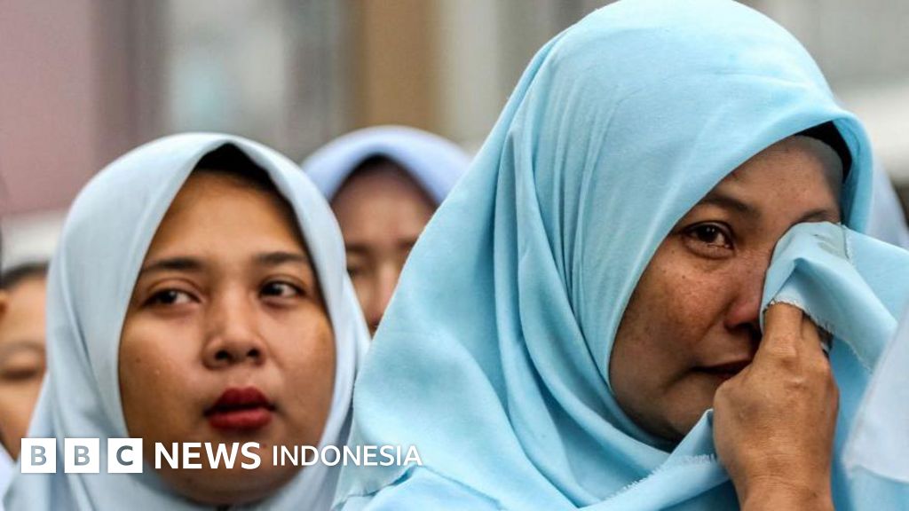 Seorang buruh industri tengah menatap mesin produksi, di tengah kekhawatiran ancaman PHK massal yang diproyeksikan terus berlanjut hingga 2026.