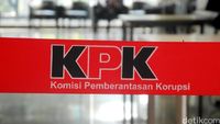 Petugas KPK mengawal tersangka kasus korupsi kuota haji keluar dari gedung pemeriksaan setelah menjalani proses penahanan di Jakarta.