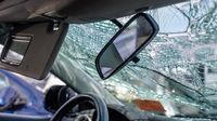 Petugas tengah mengevakuasi salah satu kendaraan yang rusak parah usai terlibat kecelakaan beruntun di Tol Becakayu KM 07.400 arah Jakarta pada Sabtu (20/6). Delapan korban dilarikan ke rumah sakit untuk penanganan medis.