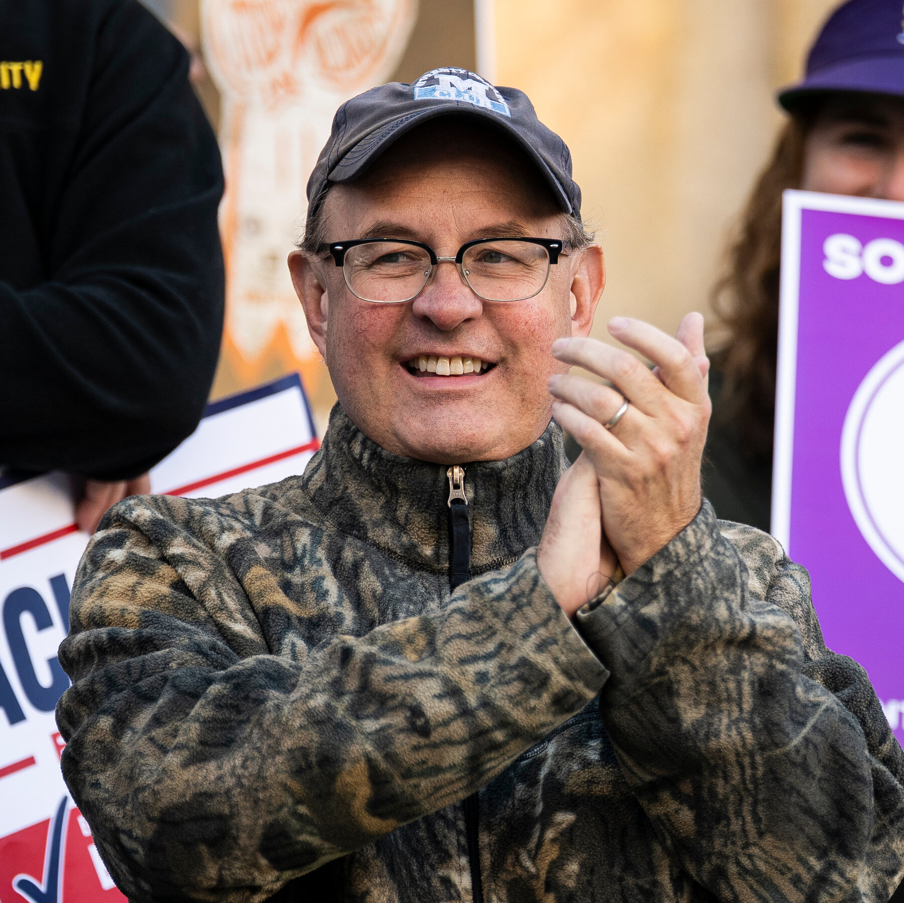 Matt Dunlap merayakan kemenangannya dalam pemilihan primer Demokrat untuk DPR AS di Maine, bersiap menghadapi mantan Gubernur Paul LePage dalam pertarungan sengit.