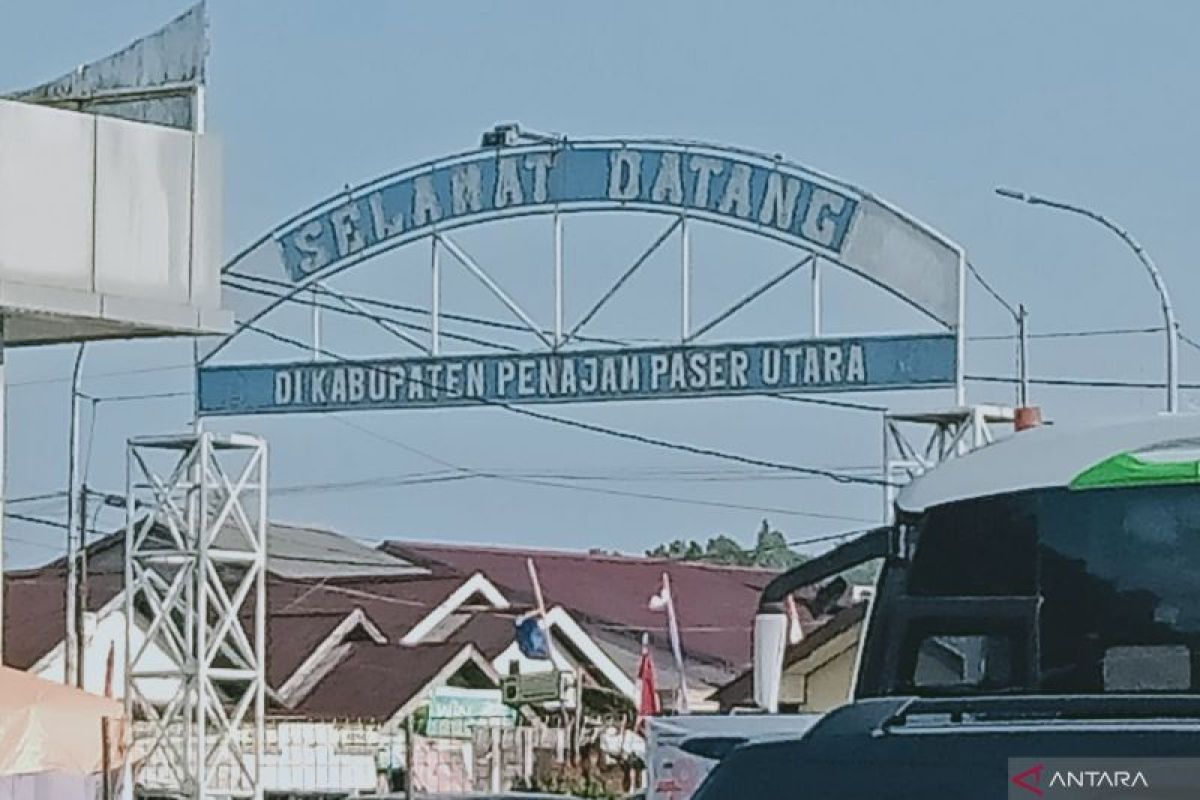 Perwakilan Pemerintah Kabupaten Penajam Paser Utara dan Universitas Gadjah Mada berdiskusi dalam peluncuran program Sekolah Inovasi Desa yang bertujuan membekali desa agar lebih mandiri.