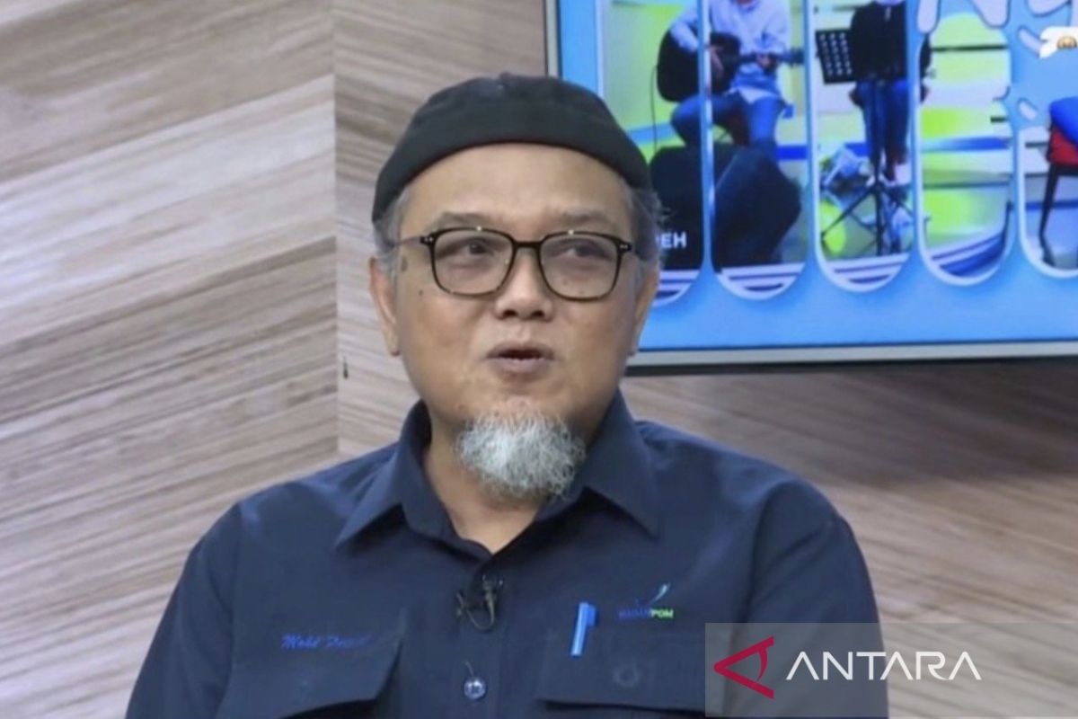 Petugas BPOM Samarinda mengedukasi warga tentang pentingnya prinsip Cek KLIK saat membeli produk.