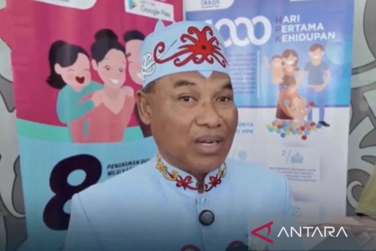 Ilustrasi generasi muda mengakses informasi perencanaan keluarga melalui aplikasi digital di ponsel pintar.