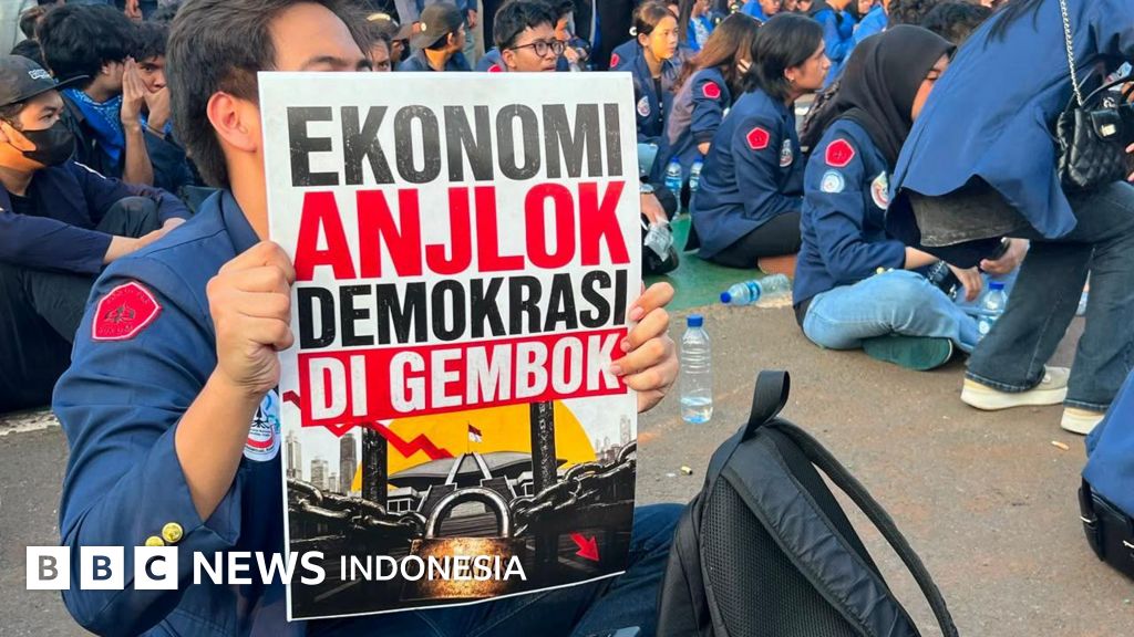 Ratusan mahasiswa menggelar demonstrasi di depan gedung DPR Jakarta pada Jumat sore, menyuarakan berbagai tuntutan dan aspirasi kepada pemerintah.