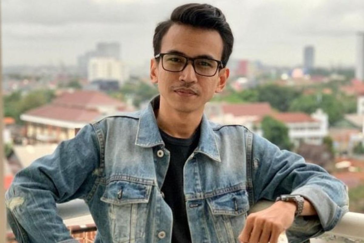 Selebgram Adam Deni saat diamankan oleh pihak kepolisian terkait kasus dugaan pengrusakan dan intimidasi di Cilincing.