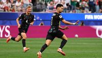 Jonathan David (depan) merayakan gol kemenangan dramatis Kanada di masa injury time melawan Afrika Selatan pada Piala Dunia 2026.