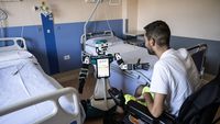 ALTER-EGO, robot humanoid setinggi 120 sentimeter yang dikembangkan Istituto Italiano di Tecnologia (IIT) dan Universitas Pisa, menjalani uji coba di Milan untuk membantu pasien Amyotrophic Lateral Sclerosis (ALS), menawarkan harapan baru dalam perawatan medis berbasis teknologi.