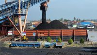 Pemandangan aktivitas penambangan batu bara di Kalimantan, mencerminkan salah satu sektor utama yang terdampak kebijakan pemerintah terkait bagi hasil minerba.
