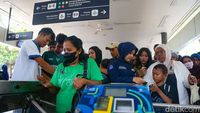 Antusiasme warga memanfaatkan layanan TransJakarta bertarif Rp 1 untuk menjelajahi berbagai destinasi wisata di Jakarta dalam rangka perayaan HUT ke-499 kota.