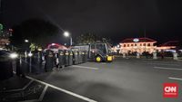 Petugas kepolisian mengamankan belasan demonstran #IndonesiaSekarat di depan Gedung Negara Grahadi, Surabaya, saat aksi protes kenaikan harga BBM dan kebutuhan pokok.