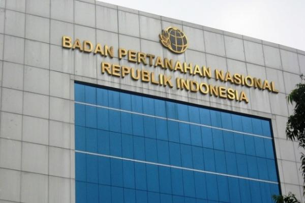 Seorang agen properti menjelaskan dokumen-dokumen penting kepada calon pembeli apartemen, menekankan perlunya memeriksa hak atas tanah dasar untuk investasi yang aman dan terhindar dari sengketa di masa depan.