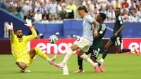 Duel udara sengit antara pemain Arab Saudi dan Uruguay dalam pertandingan Grup H Piala Dunia 2026 yang berakhir imbang 1-1.
