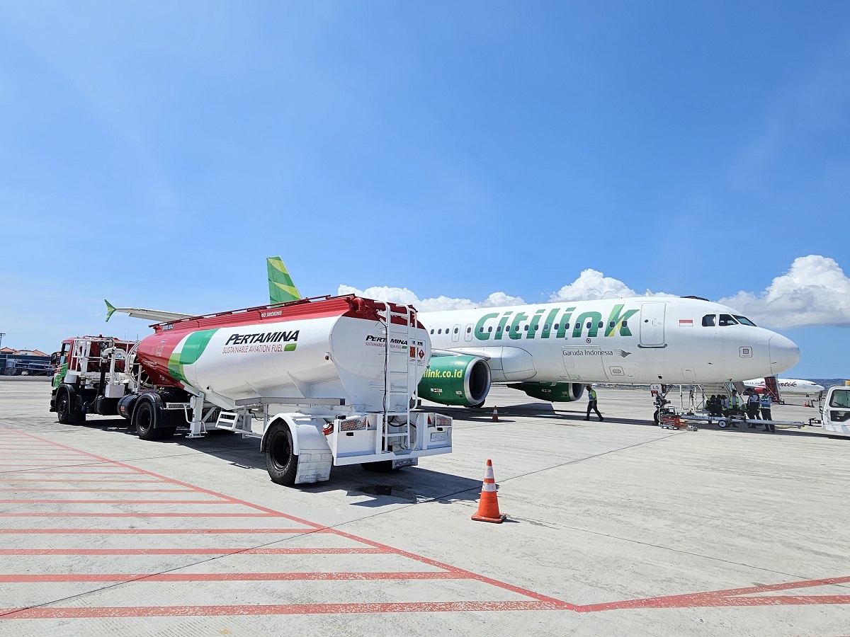 Pesawat komersial sedang mengisi avtur di salah satu bandara internasional di Bali, menunjukkan pentingnya pasokan energi bagi kelancaran operasional penerbangan dan pariwisata regional.