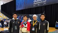 Atlet taekwondo Indonesia, Aziz Hidayat Tumakaka, menunjukkan medali perak dan perunggu yang diraihnya dari WT President's Cup Oceania dan Australia Open di Australia.