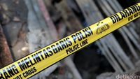 Petugas kepolisian melakukan penyelidikan di lokasi kejadian pengeroyokan maut di Bekasi yang menewaskan DM setelah dilempar dari lantai dua.
