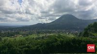 Gunung Lokon di Tomohon, Sulawesi Utara, memperlihatkan kawahnya yang aktif. Badan Geologi melaporkan aktivitas dominan gempa vulkanik dangkal dan tektonik.