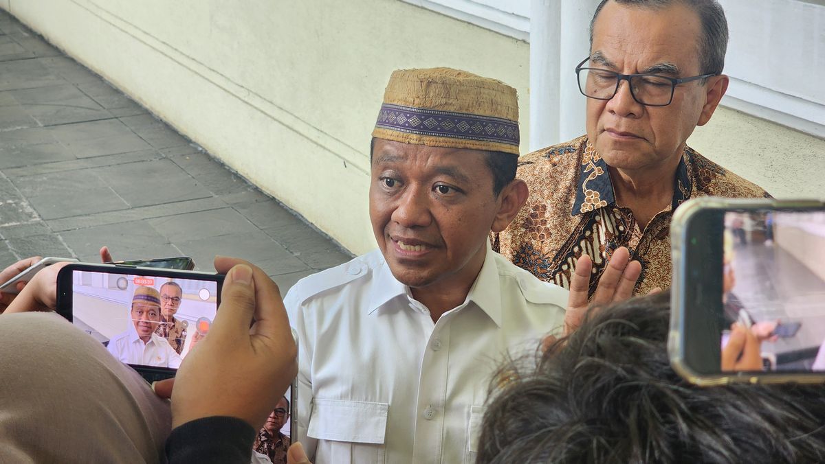 Menteri Investasi Bahlil Lahadalia saat menyampaikan pernyataan terkait ketersediaan listrik. Pemerintah menaruh perhatian serius terhadap keluhan masyarakat akibat pemadaman bergilir yang dilakukan PLN.